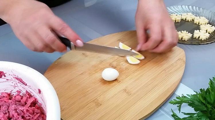 Prepara los huevos para cocinar