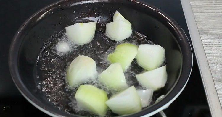 Tostadas, freír las cebollas