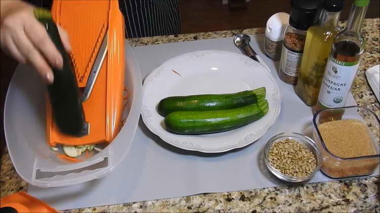 zanahorias y calabacines rallados en un rallador