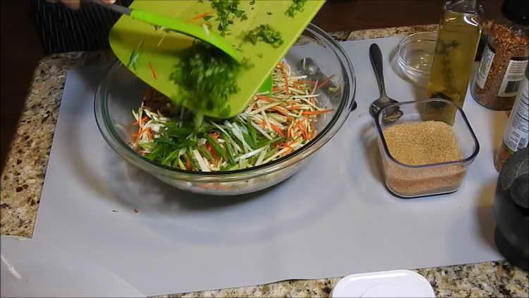 hacher la coriandre et l'ajouter à la salade