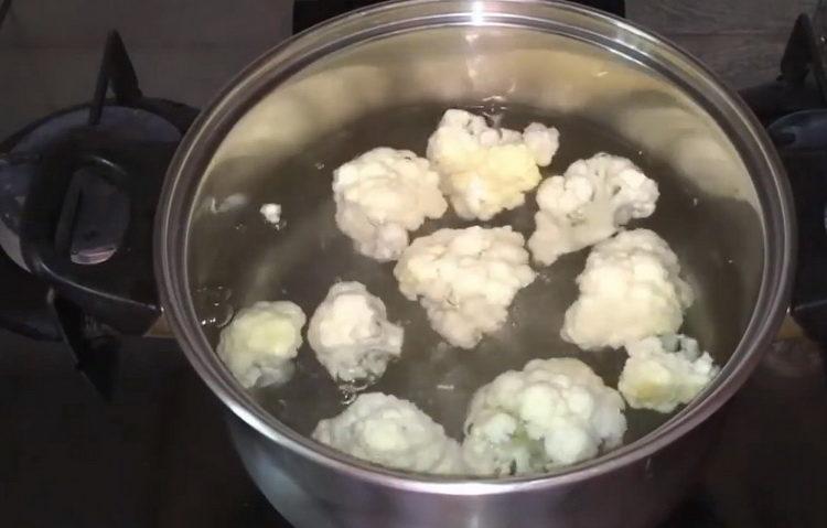 To cook, boil cabbage