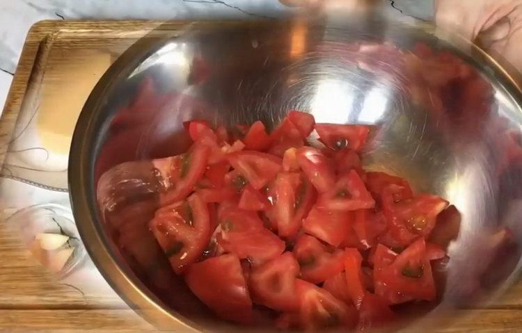 Para cocinar, picar los tomates.