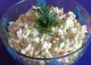 Ensalada con palitos de cangrejo, maíz y huevos: una receta paso a paso con una foto