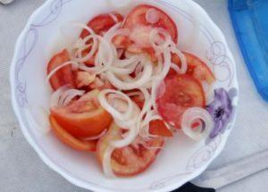 kuhajte fenomenalnu salatu od rajčice s lukom