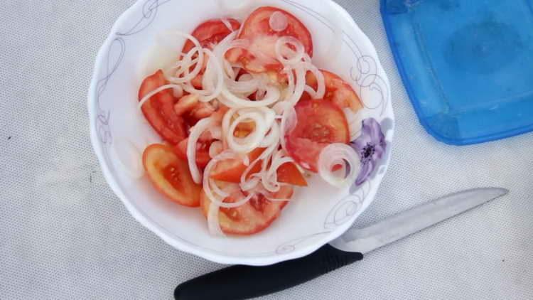 salade de tomates aux oignons