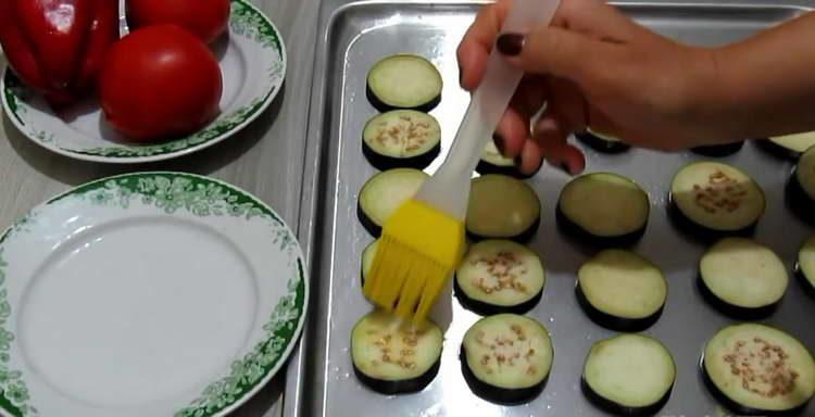 graisser les aubergines avec de l'huile