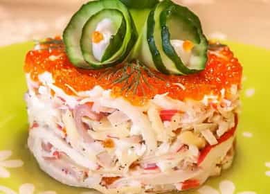 Comment apprendre à cuisiner une délicieuse salade avec des calamars et des bâtonnets de crabe à l'aide d'une recette simple
