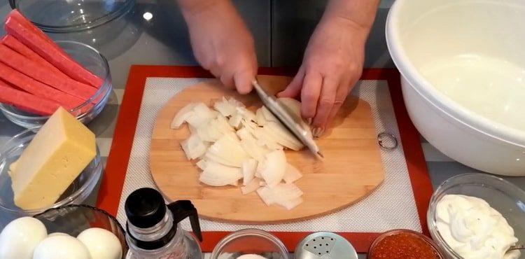 Receta de cocinar una ensalada con calamares y palitos de cangrejo