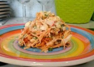 Ensalada con zanahorias coreanas y palitos de cangrejo: una receta paso a paso con fotos