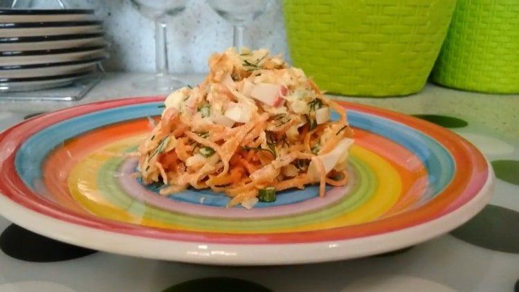 Salade aux carottes coréennes et aux bâtonnets de crabe: une recette pas à pas avec des photos