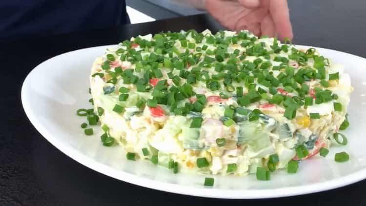 Salade aux bâtonnets de crabe: une recette pas à pas avec une photo