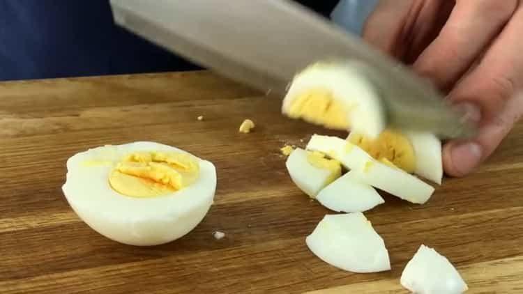 Couper les oeufs pour la cuisine