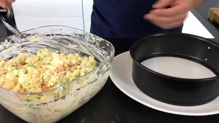 Pon la ensalada en la sartén para preparar el plato.