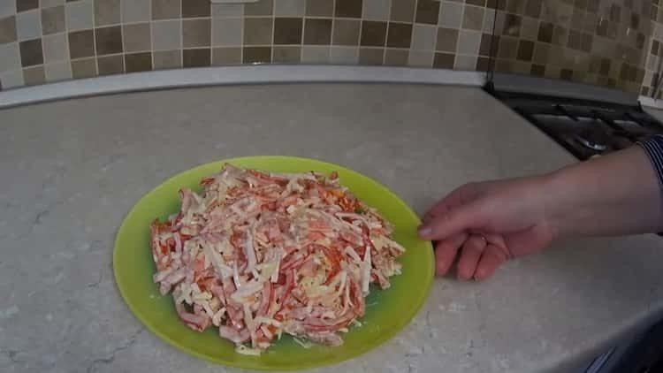 Comment apprendre à cuisiner une délicieuse salade avec des bâtonnets de crabe sans maïs
