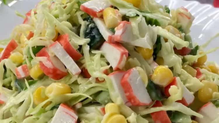 Comment apprendre à cuisiner une délicieuse salade avec des bâtonnets de crabe et du chou