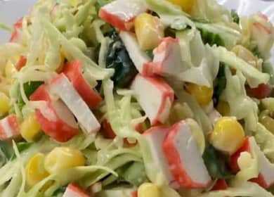 Salade aux bâtonnets de crabe et au chou: une recette pas à pas avec photo