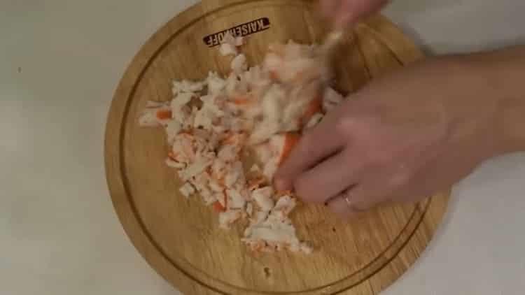Préparer des bâtonnets de crabe pour la cuisson