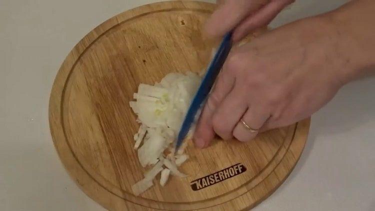 Kuhanje salate s rakovim štapićima i sirom