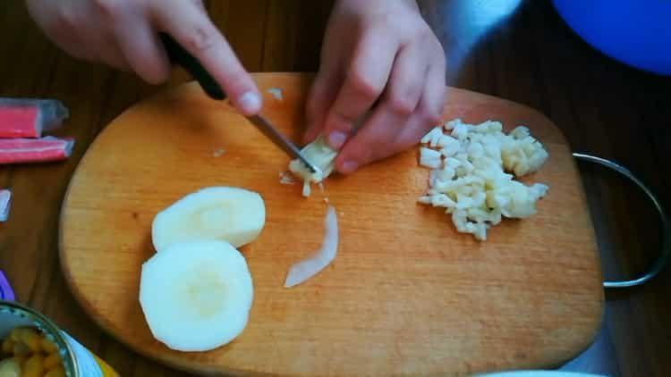 salata s rakovim štapićima i jabukom