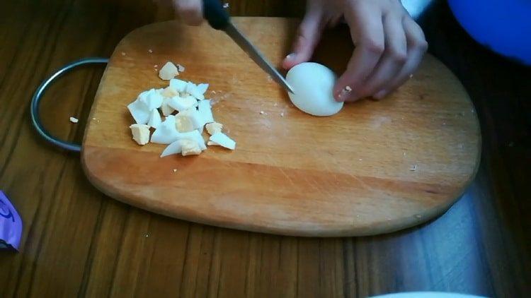 Kako naučiti kako kuhati ukusnu salatu s rakovim štapićima i jabukama