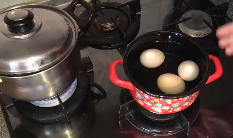 Hervir huevos para cocinar