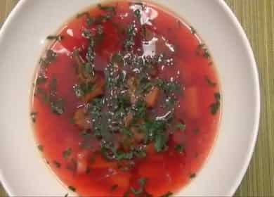 Comment apprendre à cuisiner une délicieuse soupe classique de betteraves à la viande selon une recette simple