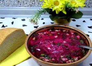 Sopa fría de remolacha: una receta clásica paso a paso con una foto