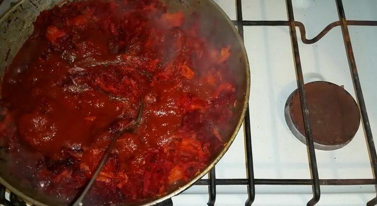 Ajouter la pâte de tomates à la cuisson