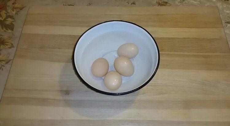 Hervir huevos para cocinar