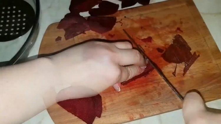 To cook, chop the beets