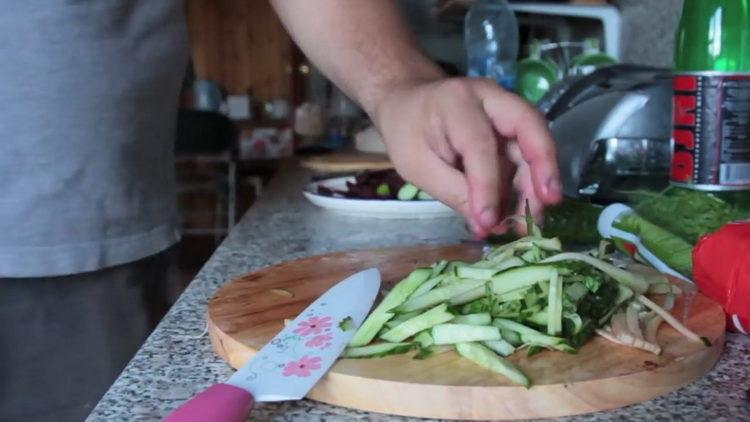 Pour la cuisson, hachez les concombres