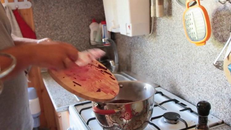 Para cocinar, prepara las remolachas