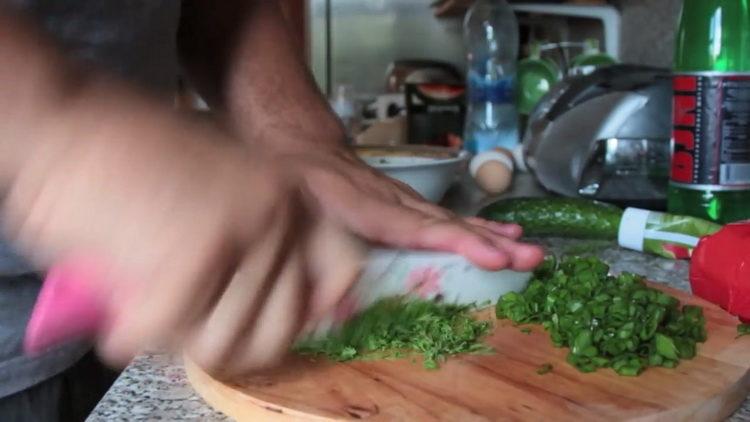 Para cocinar, corte las verduras