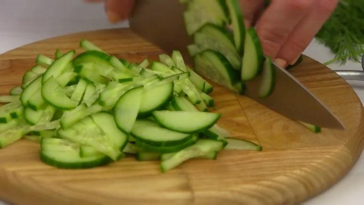 Para cocinar, picar pepinos