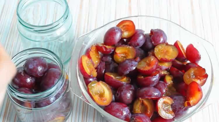 mettre la prune dans un bocal