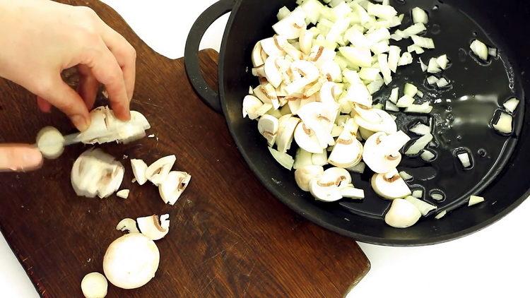 Pour préparer le plat, couper les champignons