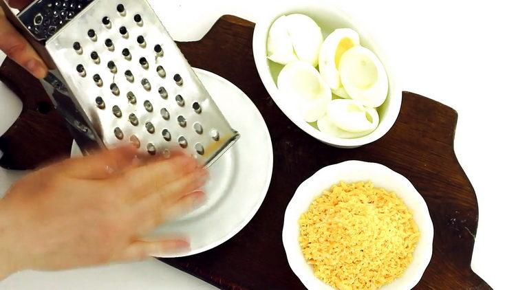 Grate the eggs to cook