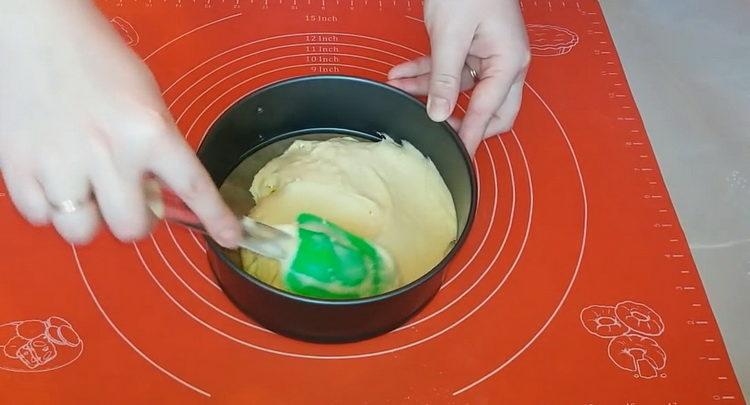To make a cake, put the dough in the mold