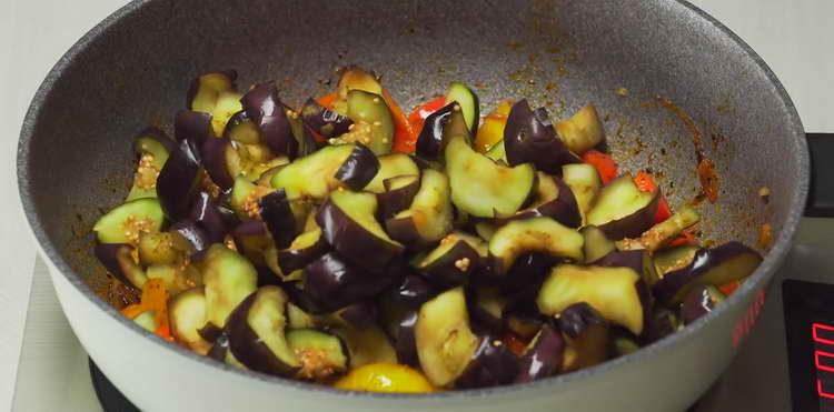 on envoie les aubergines à la poêle