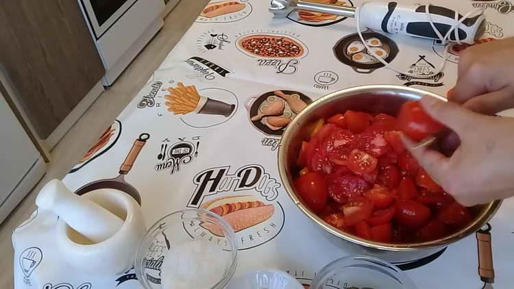 izrezati na polovice rajčice