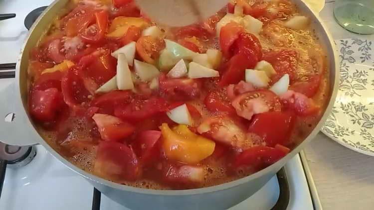 mettre les pommes et les tomates dans une casserole