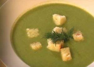 Soupe de purée de brocoli et de chou-fleur selon une recette pas à pas avec photo