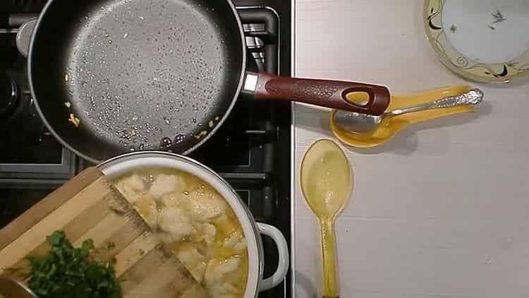 Pomiješajte sastojke da se kuhaju.