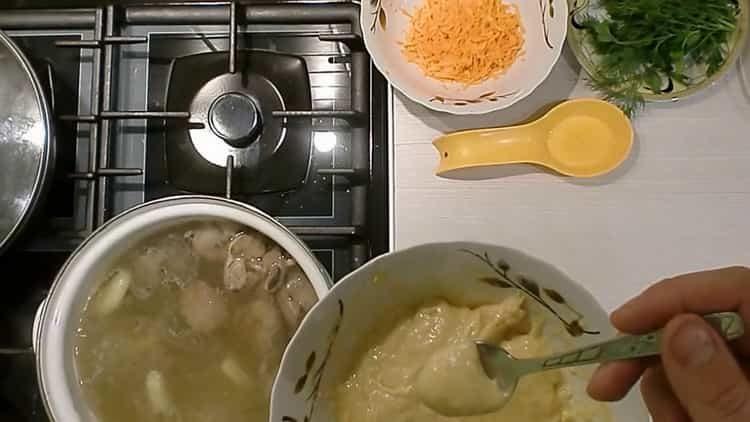 Forma las albóndigas para preparar el plato.