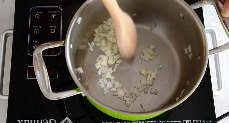 Tostadas, freír las cebollas