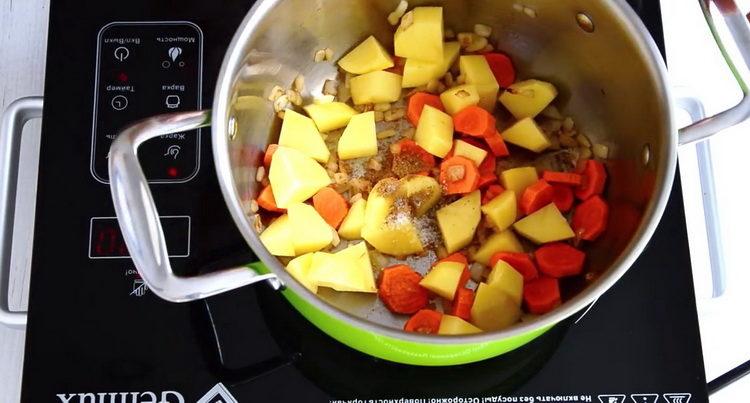 Freír verduras para cocinar