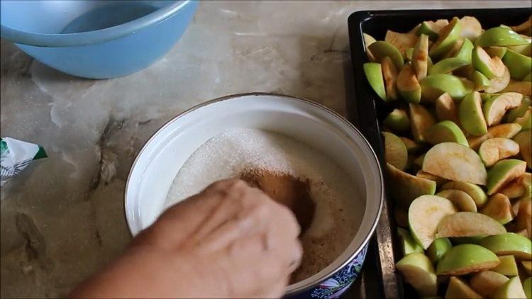 Ajouter la cannelle aux pommes pour la cuisson