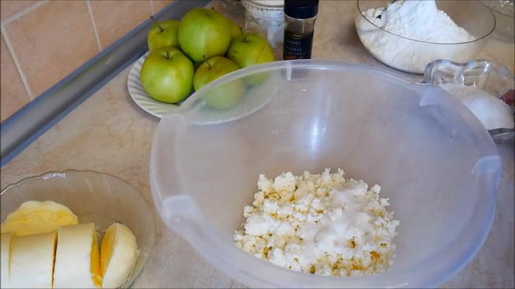 Cocinar masa de queso cottage para tarta de manzana