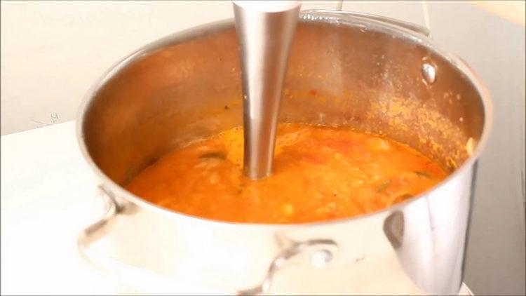 Soupe à la purée de tomates étape par étape avec photo