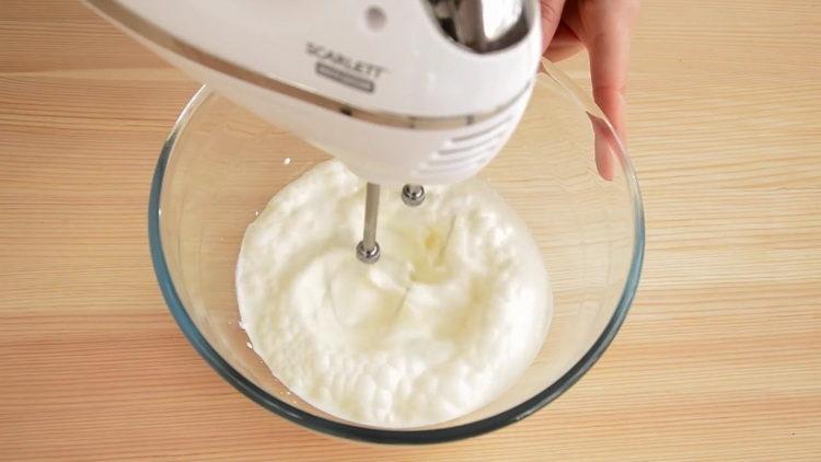 Batir la crema para hacer un pastel